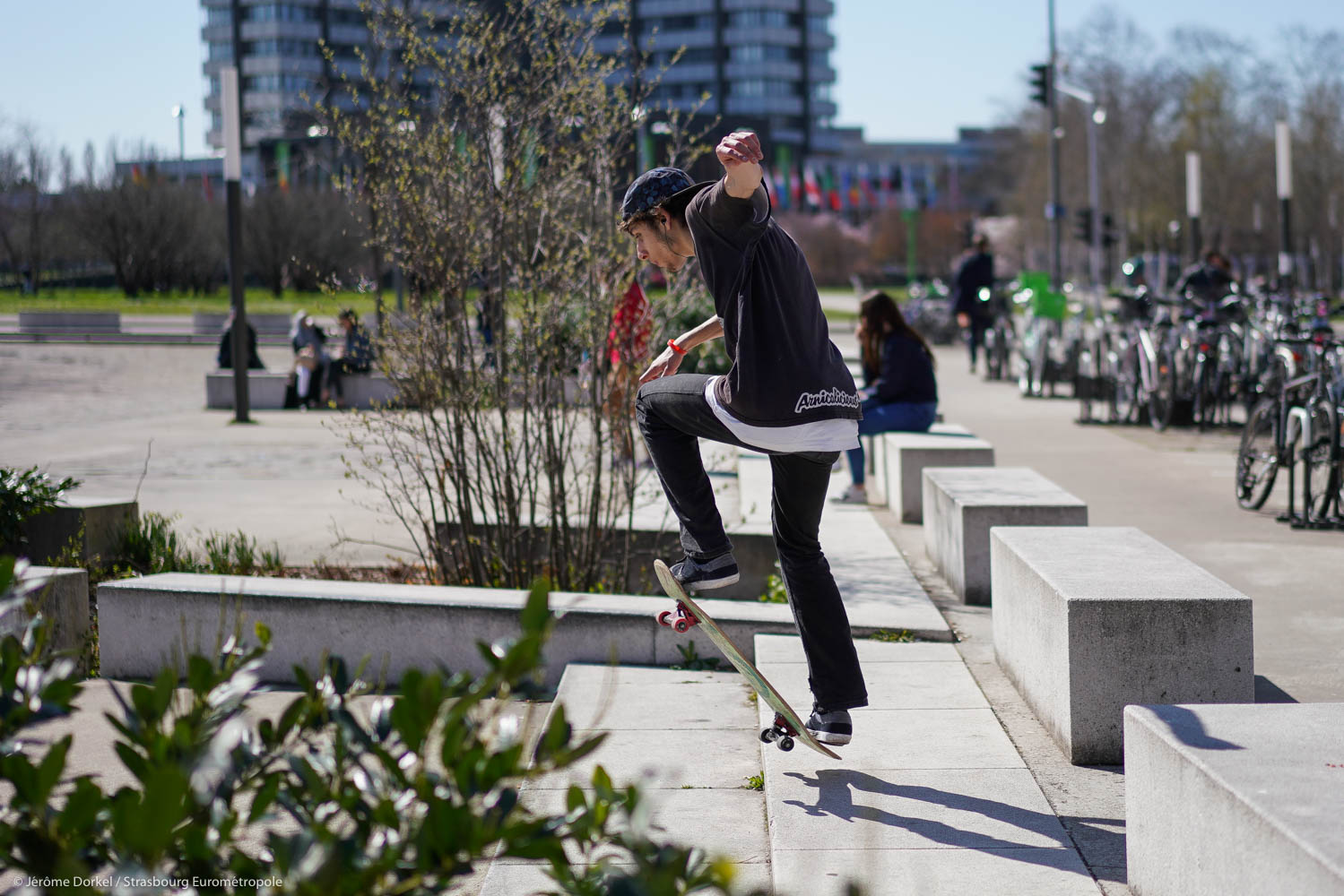 Jeune Homme Urbain Sur Les Patins Sur La Route À L'heure D'été